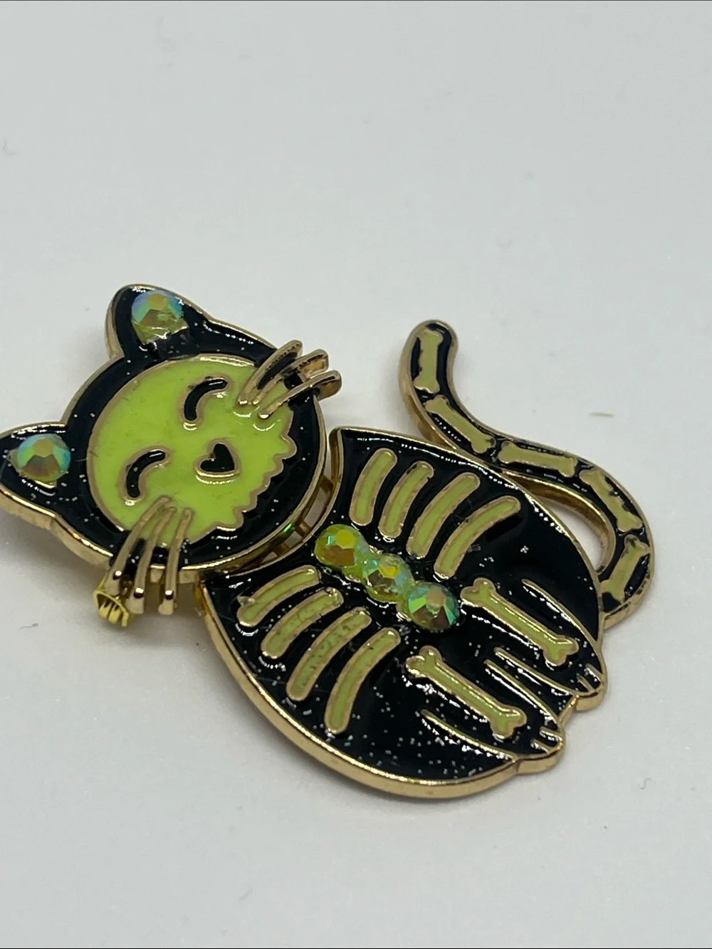 Green & Black Cat Medal Brooch - Decorative Pet-Themed Accessory Hand Crafted